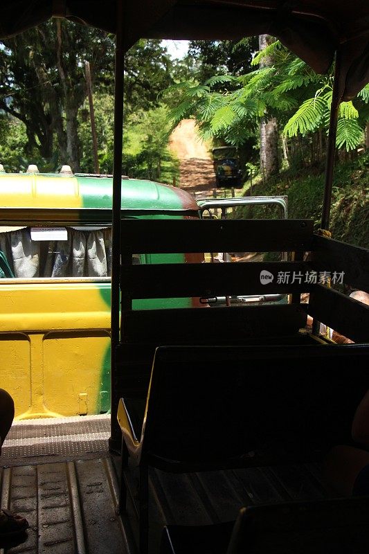 古巴- Topes de Collantes-在自然保护区短途旅行的卡车